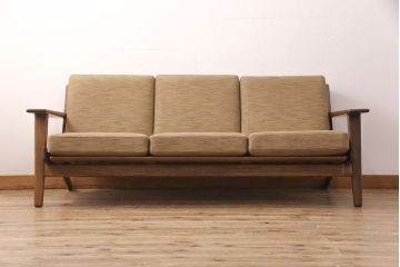 中古　デンマーク家具　Hans J Wegner(ハンス・J・ウェグナー)　GETAMA(ゲタマ)　GE290　オーク材　淡いトーンの色合いがお洒落な3人掛けソファ(アームソファ)(R-051649)