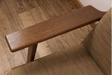 中古　デンマーク家具　Hans J Wegner(ハンス・J・ウェグナー)　GETAMA(ゲタマ)　GE290　オーク材　淡いトーンの色合いがお洒落な3人掛けソファ(アームソファ)(R-051649)