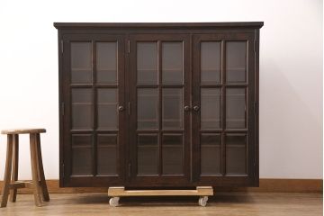 中古　北海道民芸家具　脚または台輪を付けてリメイク!品のある佇まいのキャビネット(食器棚、飾り棚、収納棚、本箱、ブックケース、サイドボード、サイドキャビネット)(R-051657)