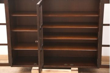 中古　北海道民芸家具　脚または台輪を付けてリメイク!品のある佇まいのキャビネット(食器棚、飾り棚、収納棚、本箱、ブックケース、サイドボード、サイドキャビネット)(R-051657)