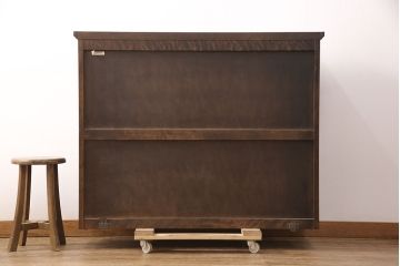 中古　北海道民芸家具　脚または台輪を付けてリメイク!品のある佇まいのキャビネット(食器棚、飾り棚、収納棚、本箱、ブックケース、サイドボード、サイドキャビネット)(R-051657)