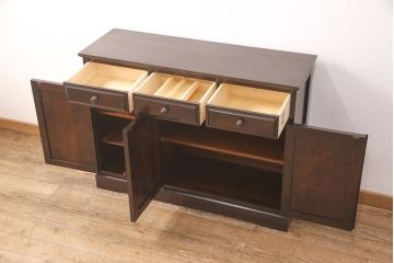 中古　北海道民芸家具　天板リメイク　和・洋どちらの空間にも合わせやすいサイドボード(キャビネット、収納棚、戸棚、サイドキャビネット)(R-051658)