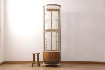 和製アンティーク　希少!!半円型で珍しいデザインが魅力的な縦型Rガラスケース(曲面ガラス、ショーケース、陳列棚、店舗什器、キャビネット、曲げガラス)(R-051661)
