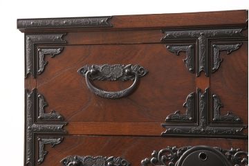 中古　美品　国産民芸家具　内部総桐材　飾り金具の意匠が美しい衣装箪笥(和タンス、チェスト、引き出し)(R-051663)