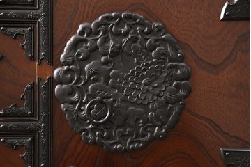 中古　美品　国産民芸家具　内部総桐材　飾り金具の意匠が美しい衣装箪笥(和タンス、チェスト、引き出し)(R-051663)