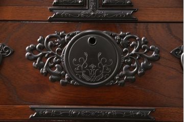 中古　美品　国産民芸家具　内部総桐材　飾り金具の意匠が美しい衣装箪笥(和タンス、チェスト、引き出し)(R-051663)