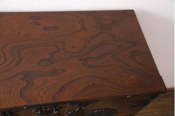 中古　美品　国産民芸家具　内部総桐材　飾り金具の意匠が美しい衣装箪笥(和タンス、チェスト、引き出し)(R-051663)
