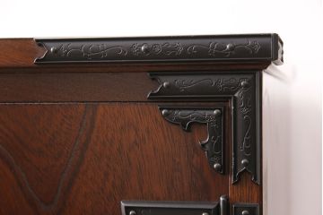 中古　美品　国産民芸家具　内部総桐材　飾り金具の意匠が美しい衣装箪笥(和タンス、チェスト、引き出し)(R-051663)