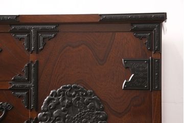 中古　美品　国産民芸家具　内部総桐材　飾り金具の意匠が美しい衣装箪笥(和タンス、チェスト、引き出し)(R-051663)