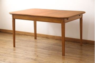 中古　美品　横浜クラシック家具　ダニエル(Daniel)　木の温もりを感じられる伸張式ダイニングテーブル(エクステンションテーブル、4人掛け、6人掛け)(R-051670)