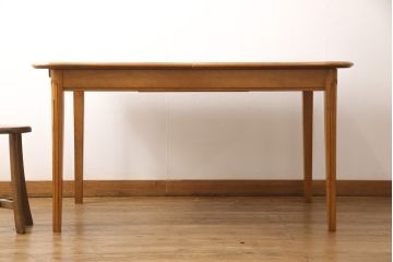 中古　美品　横浜クラシック家具　ダニエル(Daniel)　木の温もりを感じられる伸張式ダイニングテーブル(エクステンションテーブル、4人掛け、6人掛け)(R-051670)