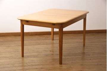 中古　美品　横浜クラシック家具　ダニエル(Daniel)　木の温もりを感じられる伸張式ダイニングテーブル(エクステンションテーブル、4人掛け、6人掛け)(R-051670)