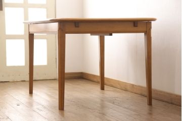 中古　美品　横浜クラシック家具　ダニエル(Daniel)　木の温もりを感じられる伸張式ダイニングテーブル(エクステンションテーブル、4人掛け、6人掛け)(R-051670)