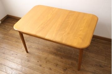 中古　美品　横浜クラシック家具　ダニエル(Daniel)　木の温もりを感じられる伸張式ダイニングテーブル(エクステンションテーブル、4人掛け、6人掛け)(R-051670)