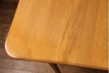 中古　美品　横浜クラシック家具　ダニエル(Daniel)　木の温もりを感じられる伸張式ダイニングテーブル(エクステンションテーブル、4人掛け、6人掛け)(R-051670)