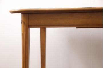 中古　美品　横浜クラシック家具　ダニエル(Daniel)　木の温もりを感じられる伸張式ダイニングテーブル(エクステンションテーブル、4人掛け、6人掛け)(R-051670)