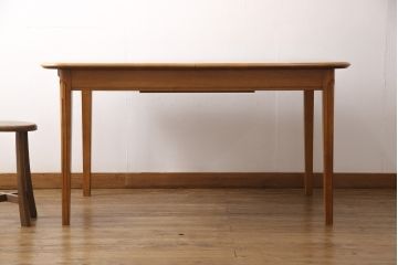 中古　美品　横浜クラシック家具　ダニエル(Daniel)　木の温もりを感じられる伸張式ダイニングテーブル(エクステンションテーブル、4人掛け、6人掛け)(R-051670)