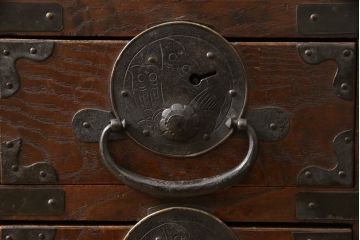 和製アンティーク　三方栗材　五丁引き　蝶覆輪(ちょうふくりん)金具が優美な会津箪笥(時代箪笥、和タンス、引き出し)(R-051672)