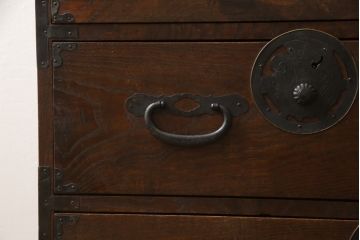 和製アンティーク　三方栗材　五丁引き　蝶覆輪(ちょうふくりん)金具が優美な会津箪笥(時代箪笥、和タンス、引き出し)(R-051672)