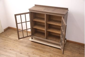 和製ヴィンテージ　神戸洋家具　西洋風のクラシカルな佇まいがお洒落なナラ材製キャビネット(サイドボード、ブックケース、収納棚)(R-051674)