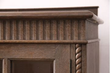 和製ヴィンテージ　神戸洋家具　西洋風のクラシカルな佇まいがお洒落なナラ材製キャビネット(サイドボード、ブックケース、収納棚)(R-051674)