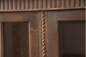 和製ヴィンテージ　神戸洋家具　西洋風のクラシカルな佇まいがお洒落なナラ材製キャビネット(サイドボード、ブックケース、収納棚)(R-051674)