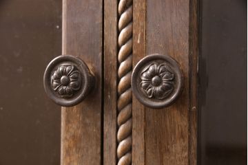 和製ヴィンテージ　神戸洋家具　西洋風のクラシカルな佇まいがお洒落なナラ材製キャビネット(サイドボード、ブックケース、収納棚)(R-051674)