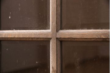 和製ヴィンテージ　神戸洋家具　西洋風のクラシカルな佇まいがお洒落なナラ材製キャビネット(サイドボード、ブックケース、収納棚)(R-051674)