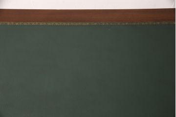 ヨーロッパヴィンテージ　スペイン家具　真鍮の飾り金具が個性あふれる、マホガニー材のレザートップデスク(机、在宅ワーク、在宅用テーブル)(R-051677)