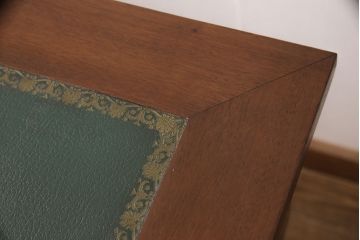 ヨーロッパヴィンテージ　スペイン家具　真鍮の飾り金具が個性あふれる、マホガニー材のレザートップデスク(机、在宅ワーク、在宅用テーブル)(R-051677)