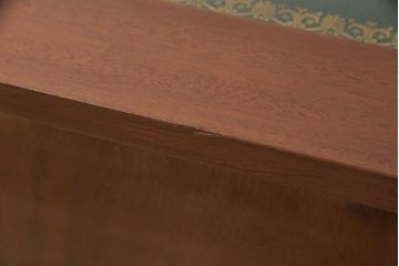 ヨーロッパヴィンテージ　スペイン家具　真鍮の飾り金具が個性あふれる、マホガニー材のレザートップデスク(机、在宅ワーク、在宅用テーブル)(R-051677)