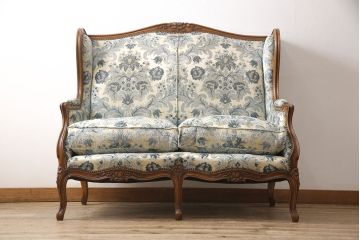 フランスアンティーク　くすみがかったブルーの花柄ファブリックと彫刻が素敵なラブソファ(2人掛けソファ、2P、アームソファ)(R-051678)