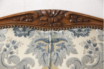 フランスアンティーク　くすみがかったブルーの花柄ファブリックと彫刻が素敵なラブソファ(2人掛けソファ、2P、アームソファ)(R-051678)