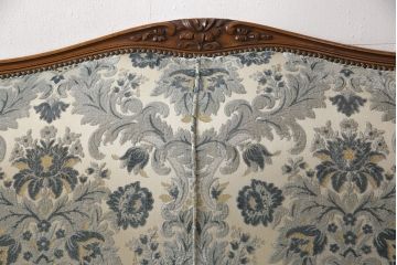フランスアンティーク　くすみがかったブルーの花柄ファブリックと彫刻が素敵なラブソファ(2人掛けソファ、2P、アームソファ)(R-051678)