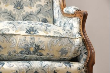 フランスアンティーク　くすみがかったブルーの花柄ファブリックと彫刻が素敵なラブソファ(2人掛けソファ、2P、アームソファ)(R-051678)