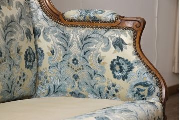 フランスアンティーク　くすみがかったブルーの花柄ファブリックと彫刻が素敵なラブソファ(2人掛けソファ、2P、アームソファ)(R-051678)