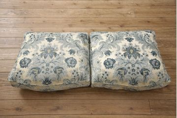 フランスアンティーク　くすみがかったブルーの花柄ファブリックと彫刻が素敵なラブソファ(2人掛けソファ、2P、アームソファ)(R-051678)