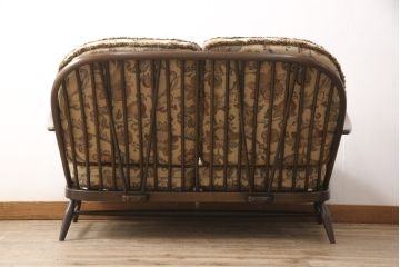 ヴィンテージ家具　ERCOL(アーコール)　ボタニカル柄のファブリックがおしゃれな2人掛けソファ(2シーター、アームソファ、ラブソファ、2P、ビンテージ)(R-051679)