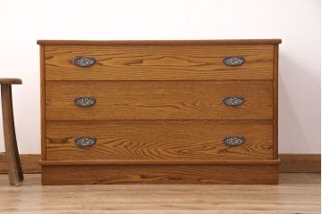 中古　美品　三越百貨店取扱い　手作り国産家具　民芸家具　栗材の明るい色合いとくっきりとした木目が魅力の民芸箪笥(チェスト、引き出し、サイドチェスト、ローボード)(R-051682)
