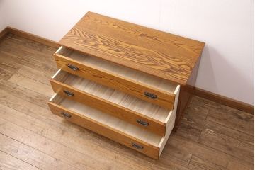 中古　美品　三越百貨店取扱い　手作り国産家具　民芸家具　栗材の明るい色合いとくっきりとした木目が魅力の民芸箪笥(チェスト、引き出し、サイドチェスト、ローボード)(R-051682)