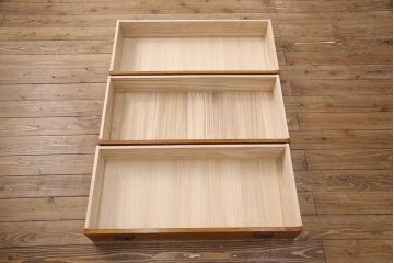 中古　美品　三越百貨店取扱い　手作り国産家具　民芸家具　栗材の明るい色合いとくっきりとした木目が魅力の民芸箪笥(チェスト、引き出し、サイドチェスト、ローボード)(R-051682)