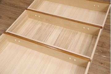 中古　美品　三越百貨店取扱い　手作り国産家具　民芸家具　栗材の明るい色合いとくっきりとした木目が魅力の民芸箪笥(チェスト、引き出し、サイドチェスト、ローボード)(R-051682)