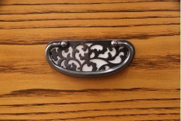 中古　美品　三越百貨店取扱い　手作り国産家具　民芸家具　栗材の明るい色合いとくっきりとした木目が魅力の民芸箪笥(チェスト、引き出し、サイドチェスト、ローボード)(R-051682)