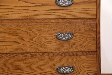 中古　美品　三越百貨店取扱い　手作り国産家具　民芸家具　栗材の明るい色合いとくっきりとした木目が魅力の民芸箪笥(チェスト、引き出し、サイドチェスト、ローボード)(R-051682)