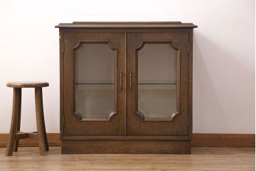 中古　美品　神戸洋家具　永田良介商店　ナラ材　ガラス天板付きの小振りなサイドボード(キャビネット、収納棚、戸棚)(R-051683)