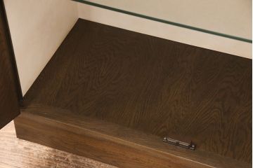 中古　美品　神戸洋家具　永田良介商店　ナラ材　ガラス天板付きの小振りなサイドボード(キャビネット、収納棚、戸棚)(R-051683)