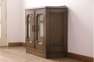 中古　美品　神戸洋家具　永田良介商店　ナラ材　ガラス天板付きの小振りなサイドボード(キャビネット、収納棚、戸棚)(R-051683)