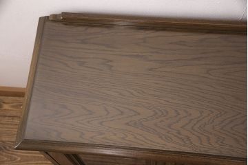 中古　美品　神戸洋家具　永田良介商店　ナラ材　ガラス天板付きの小振りなサイドボード(キャビネット、収納棚、戸棚)(R-051683)
