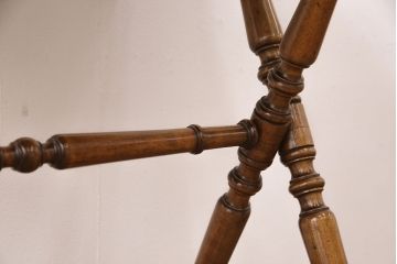 ベルギーアンティーク　希少!挽き物細工が美しい折り畳みテーブルと可愛らしいチェアのセット(デスク、机、椅子、イス)(R-051688)