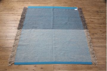 中古　高級品　マハラム社取り扱い　オランダ・ダンスキナ社製　ブルーカラーが空間のアクセントになるウールラグ(敷物)(定価約45万円)(R-051695)